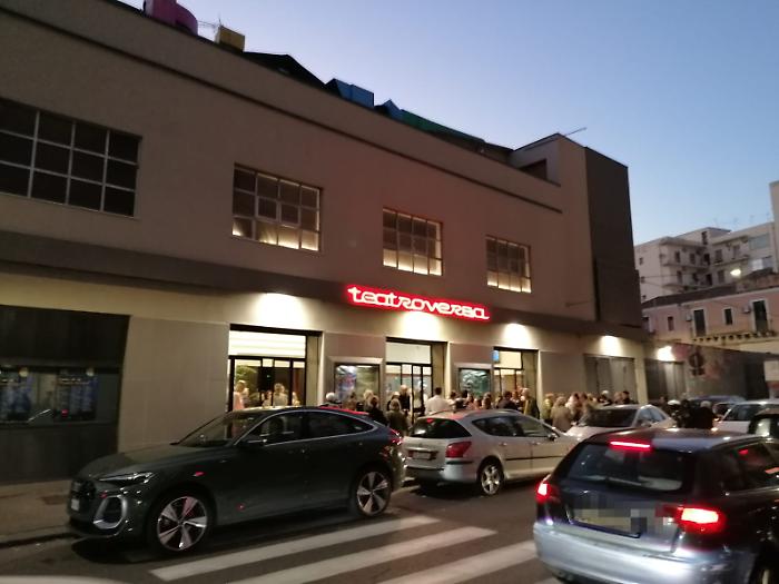 Sosta selvaggia davanti il Teatro Verga