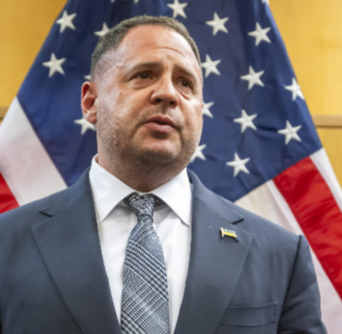 Dimissioni del braccio destro di Zelensky Andriy Yermak: inchiesta su 100 milioni mette a rischio i negoziati di pace