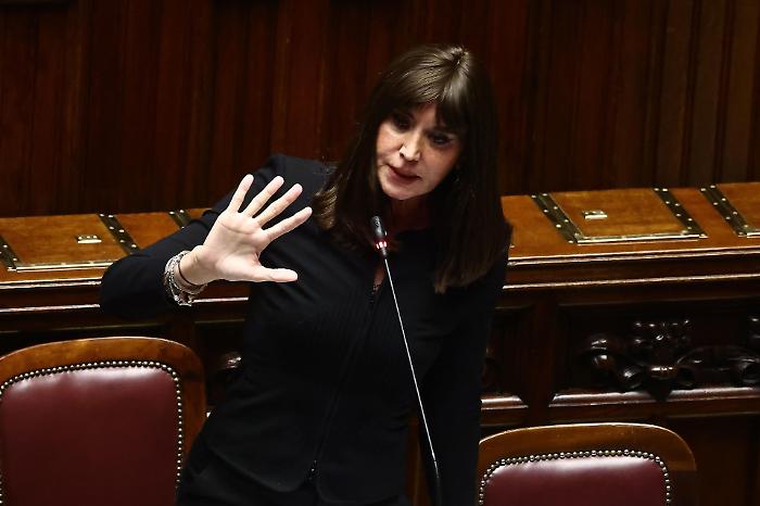 L'Università di Bologna nega un corso per militari, l'ira di Meloni e l'intervento della ministra Bernini: «Si farà»