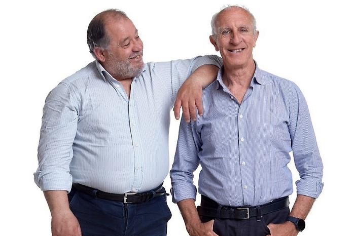 "Due dozzine di rose scarlatte": risate, equivoci e un pizzico di seduzione con Toti & Totino