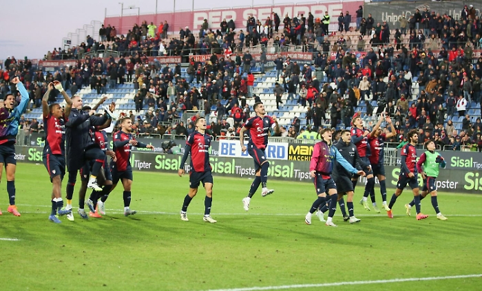 Il Cagliari torna a vincere: Gaetano punisce la Roma in dieci e frena la corsa giallorossa verso la vetta