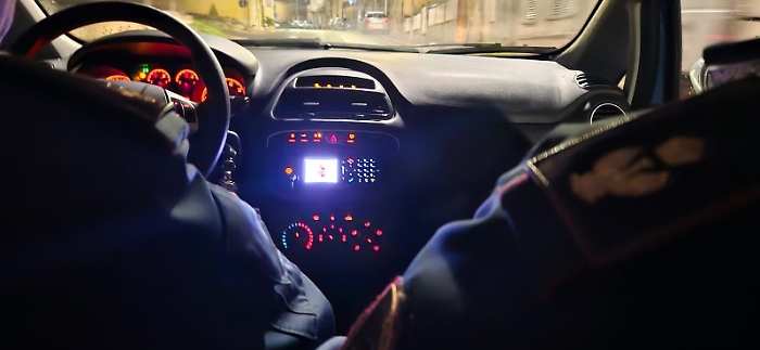 Dall'app della videosorveglianza "vede" due ladri che tentano di entrare in casa, chiama la polizia e li fa arrestare