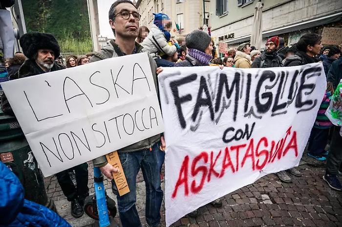 Askatasuna resiste: oltre 2.000 in corteo tra famiglie, No Tav e bandiere palestinesi