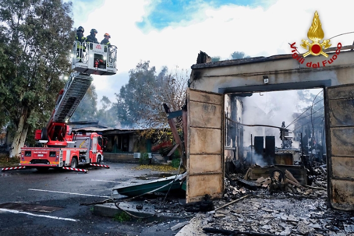 Brucia ancora la Zona Industriale di Catania: in fiamme un centro benessere e due negozi 