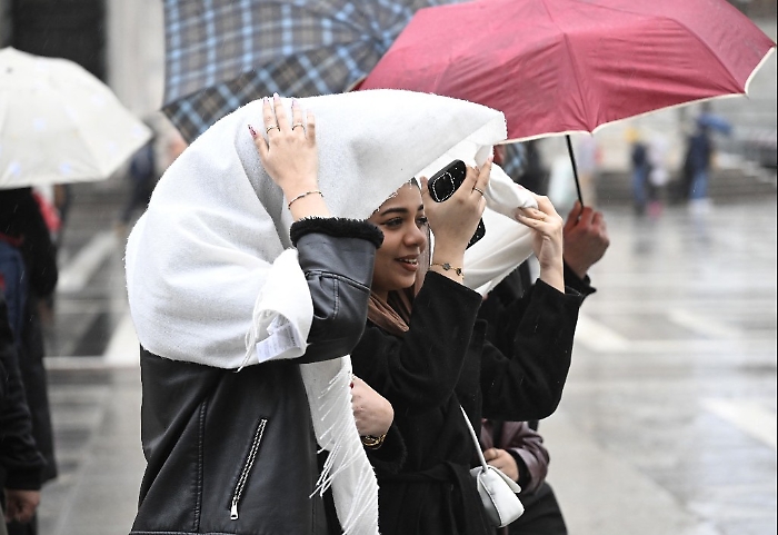 Ciclone di Natale, Italia spaccata in due: freddo tagliente al Nord, mite e ventoso al Centro-Sud