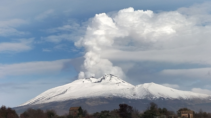 Etna continua a borbottare dal cratere di nord-est: cenere su Piano Provenzana e Taormina