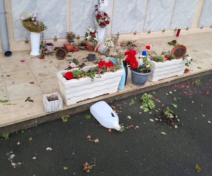 Caprette nel cimitero di Lentini: scatta la querela del Comune
