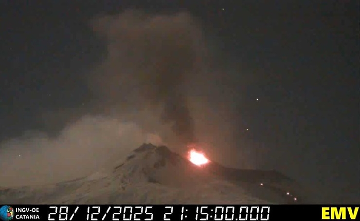 Etna, la Voragine sputa cenere: attivit&agrave; stromboliana con getti fino a 100 m