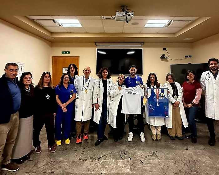 Luca Sinagra campione dopo il trapianto, dona medaglia e maglietta all'Ismett