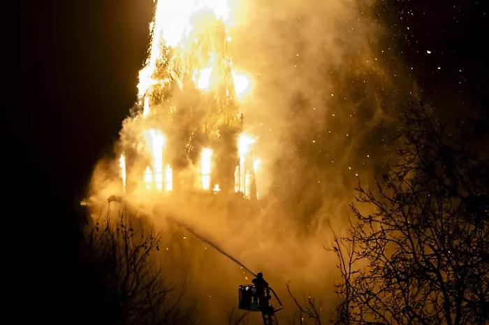 Vondelkerk in fiamme ad Amsterdam: crolla il campanile della chiesa