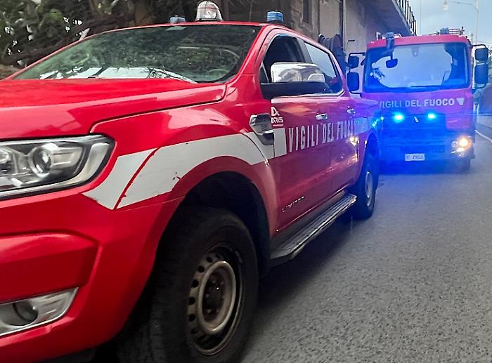 Incendio in un garage a causa dei botti: notte di Capodanno di paura a Trecastagni