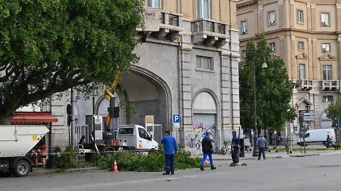 Piazza Giulio Cesare, via alla demolizione delle baracche: &laquo;Parte la rigenerazione tra stazione e via Maqueda&raquo;