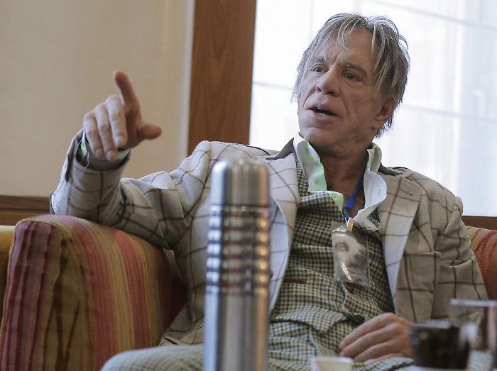 Mickey Rourke resta al verde ed ecco cosa ha pensato di fare 