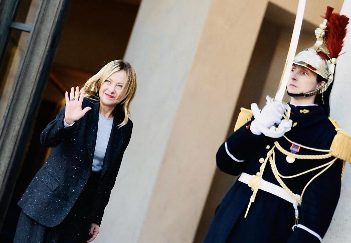 Garanzie &ldquo;a prova di Mosca&rdquo;: la bozza di Parigi mette sul tavolo impegni vincolanti per l&rsquo;Ucraina. E Washington valuta un backstop &ldquo;versione Articolo 5&rdquo;