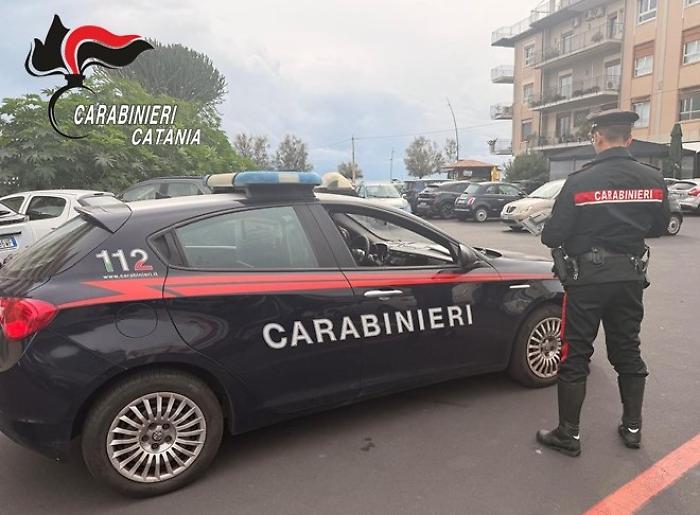 Blitz dei Carabinieri: denunciati due parcheggiatori abusivi e sequestrati 179 capi contraffatti