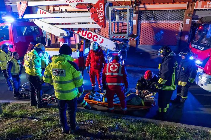 Fiamme nella Torre B di Ferrara: evacuate circa 200 persone, 19 intossicati