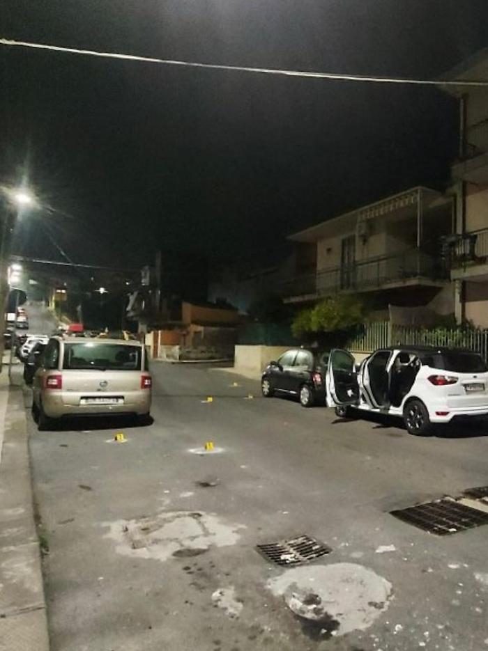 Sparatoria a Catania, sul terreno otto bossoli ma &egrave; giallo sul movente e sui bersagli