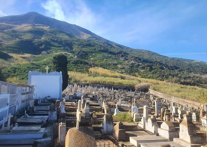 A Stromboli non si pu&ograve; morire: il caro estinto va in trasferta. Finiti i loculi, non si sa dove costruire quelli nuovi