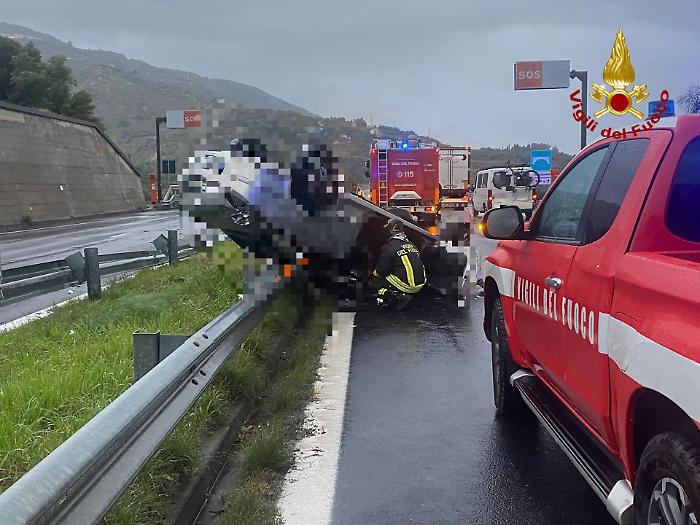 Auto si ribalta sull'autostrada a Letojanni, vigili del fuoco soccorrono l'unico occupante