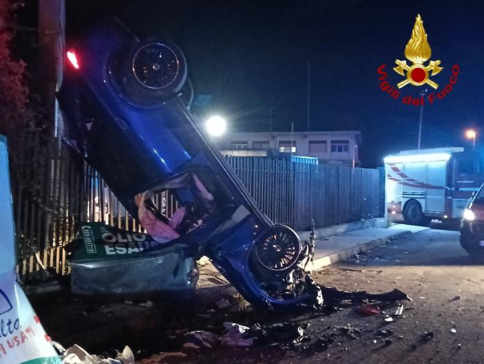 Milazzo, auto con cinque giovani precipita oltre 10 metri contro un muro: conducente arrestato