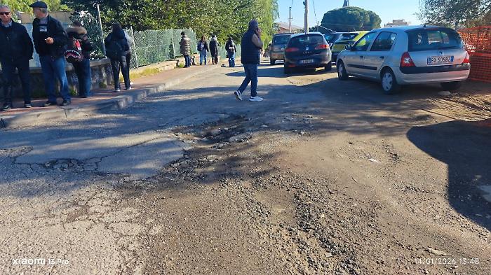 Strade di Naxos al collasso: voragine davanti al liceo, lavori fermi nonostante 700mila euro