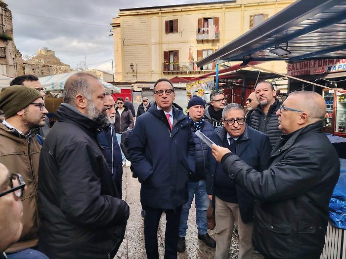 Ballar&ograve; senza pace, si "scopre" che il mercato coperto non &egrave; accatastato: niente consegna