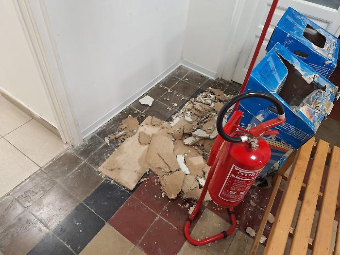 Ufficio Anagrafe al Comune di Ragusa, crollano calcinacci