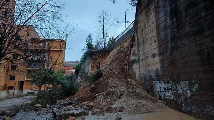 Paura a Enna, Harry fa crollare muri e blocca strade