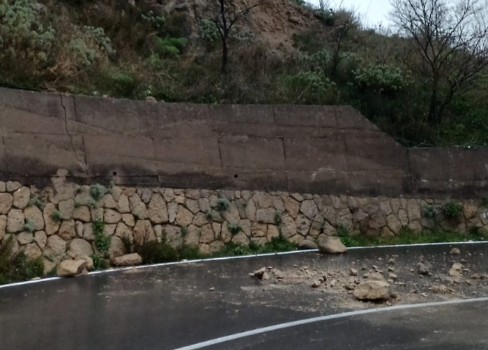 Paura a Enna per la caduta di massi sulla SP 51 "San Calogero": strada chiusa