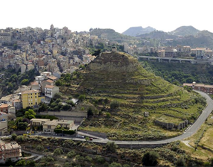 Centuripe, il costone che ti guarda: al via la gara per mettere in sicurezza Monte Calvario