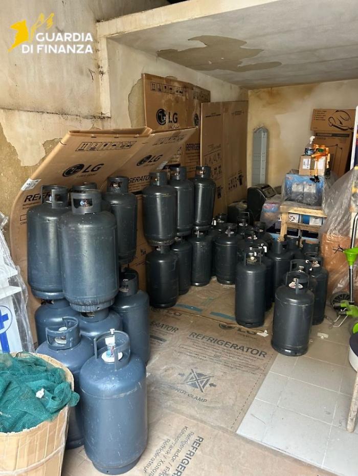 Vendeva gpl senza autorizzazioni e certificati antincendi, la guardia di finanza denuncia commerciante 