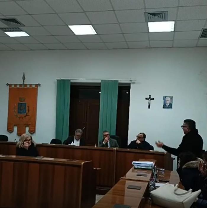 Resta bloccata la mozione di sfiducia al presidente del consiglio, esplode la bagarre: "L'iter &egrave; completo, ma non viene esitata"