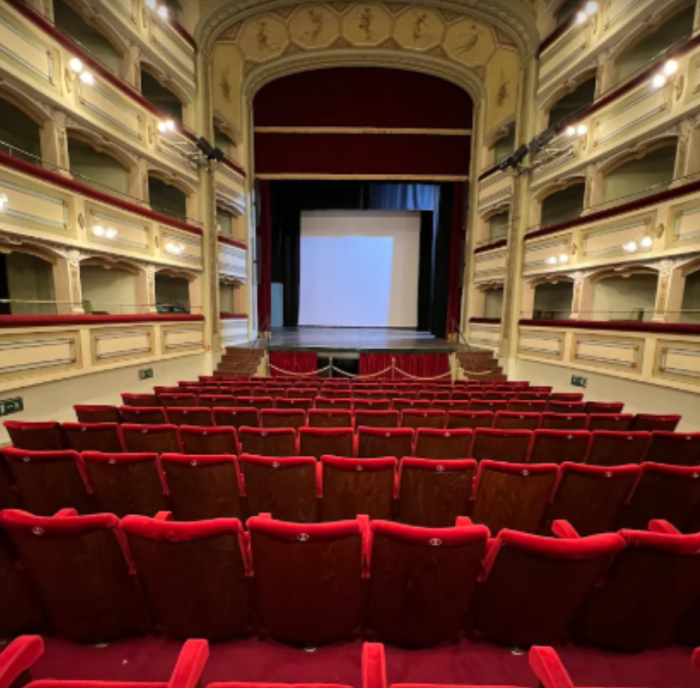 Un cinema nel Teatro Neglia nel fine settimana: "Non spegniamo un palcoscenico"