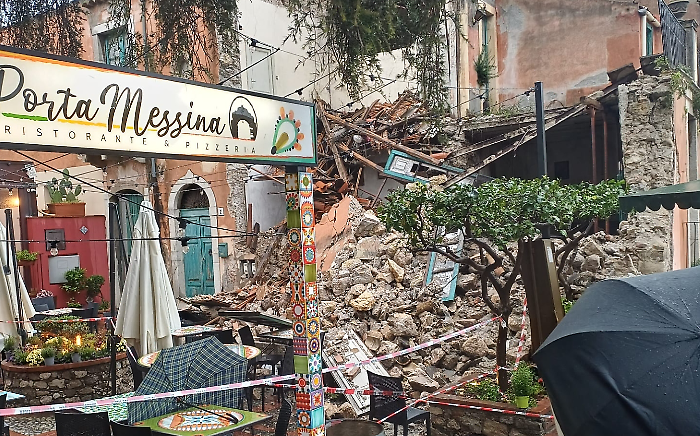 Paura a Taormina, crolla un'abitazione in via San Pancrazio: era disabitata, strada transennata e vigili sul posto