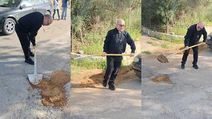 Troppe buche, la strada &egrave; impraticabile: il parroco di Santa Rita la sistema da s&eacute;. &laquo;Avanti poco alla volta&raquo;