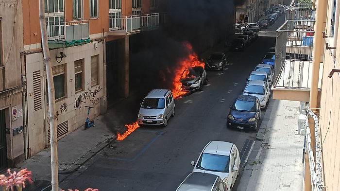 Catania, esplode un'auto in via Coviello: fiamme altissime e fumo nero 