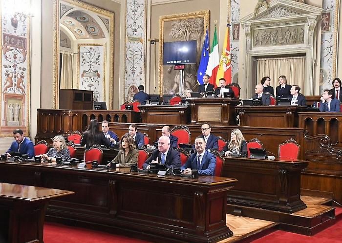 Passa il blocco delle assunzioni fino al 2027 negli enti regionali, bagarre in aula e la maggioranza va sotto