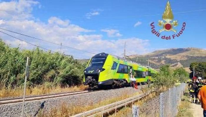 A Caltanissetta scontro tra un treno e un tir a Imera, evacuati 27 passeggeri