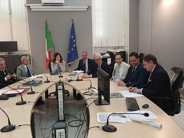 La sicurezza entra nei locali dalla porta principale: in prefettura il patto che punta su telecamere, rete istituzionale e responsabilit&agrave;