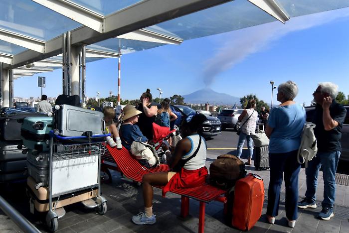 Aeroporto di Catania chiuso per l'eruzione dell'Etna, ecco il "piano speciale" della Regione: bus e treni da Trapani e Palermo