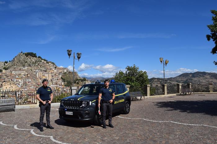Finti operatori bancari gli svuotano il conto corrente di 17mila euro: scoperti e denunciati