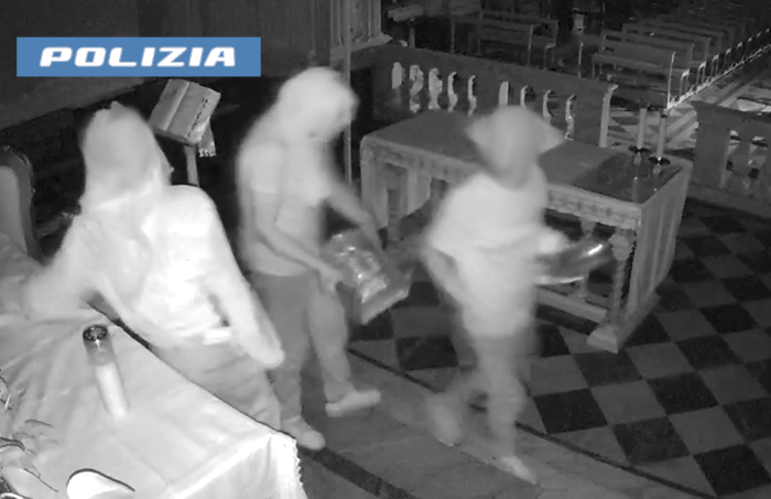 Furto in una chiesa di San Cristoforo: coppia catanese bloccata con 11 crocifissi e oltre 6.500 euro di refurtiva