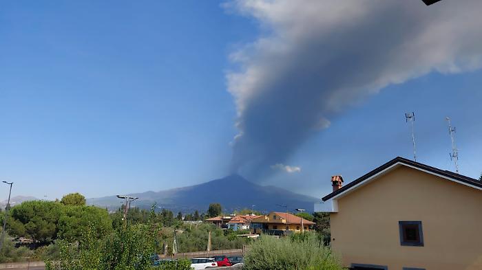 L'Etna ferma i voli a Catania: scatta il limite agli arrivi e si apre una nuova bocca in Valle del Bove