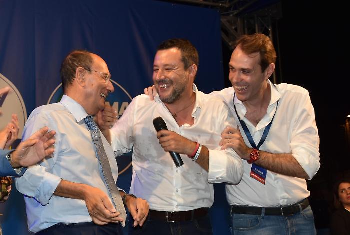 La Lega nordista si ribella a Salvini, in Sicilia Sammartino giura alta fedelt&agrave; e lavora alle nozze con la Dc