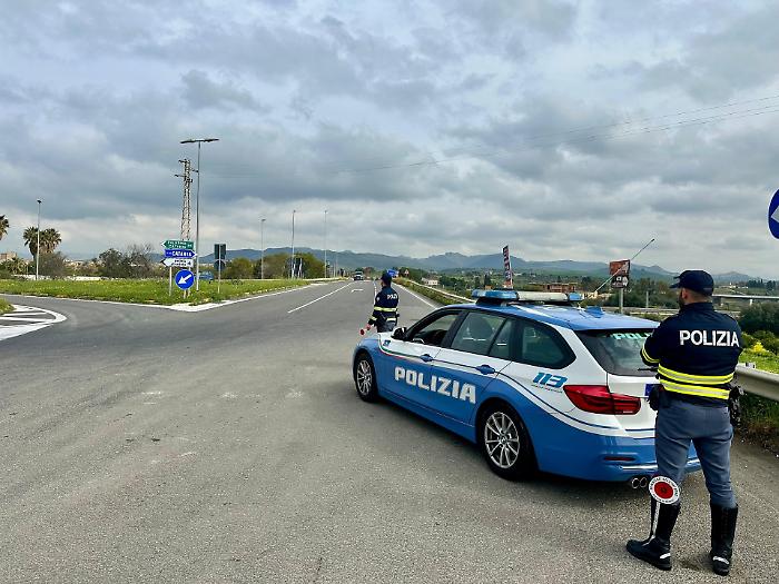 La macchina ha un guasto sulla A19 in territorio di Enna, interviene la PolStrada e per l'automobilista sono grattacapi