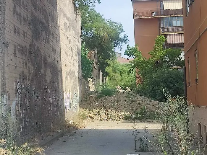 Enna Bassa, muro crollato in viale delle Olimpiadi: scatta la protesta per i ritardi nella ricostruzione