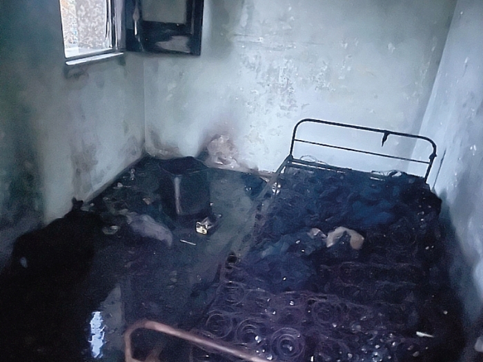 Lascia la sigaretta accesa e il materasso va in fiamme: salvato un “senzatetto”