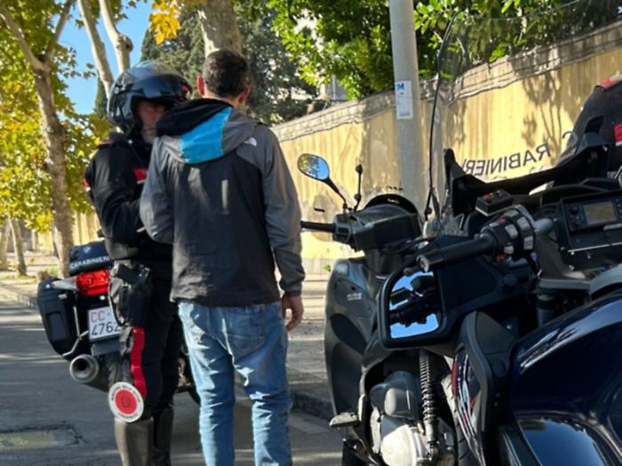 I “furbi” del casco non hanno scampo: «Piaga pericolosa 100 multe al mese» VIDEO