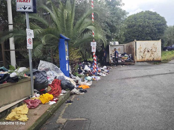 Giardini Naxos: indumenti usati, stretta del Comune con multe e controlli intensificati