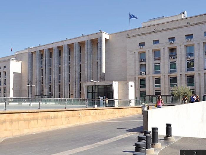 Nubi nere sui tributi, l'opposizione chiede chiarimenti al sindaco